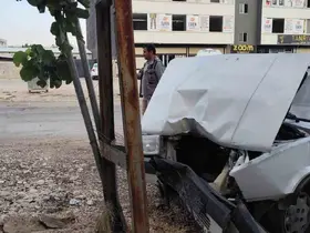 Kahta’da kontrolden çıkan otomobil direğe çarptı: 2 yaralı
