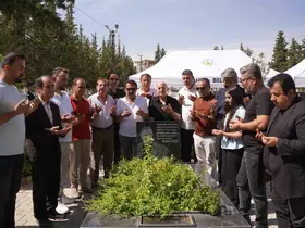 Kahtalı Mıçe, mezarı başında sanatçı dostlarının katılımıyla anıldı
