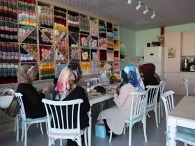 Kalabalıktan sıkıldılar, hayallerini örgü kafeyle gerçeğe dönüştürdüler