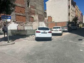 Kaldırım değil adeta park alanı
