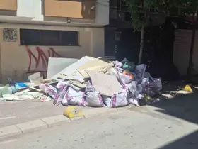 Kaldırıma sorumsuzca bırakılan inşaat artıkları

