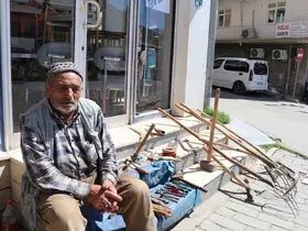 Kaldırımda satışa çıkardığı tarım aletlerini hayırsever iş insanı satın aldı
