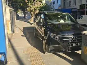 Kaldırımı işgal eden resmi plakalı araca tepki
