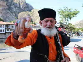 Kalpaklı asırlık çınar Amasya’nın son esansçısı
