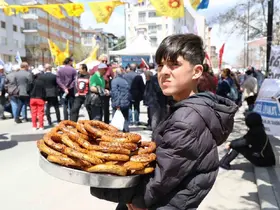 Kamu işçileri halayda, onlar ekmeğinin derdinde
