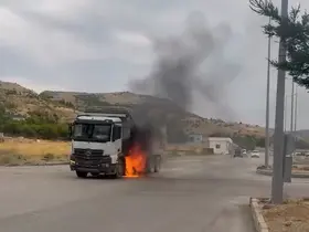 Kamyonda çıkan yangına beton mikserinden müdahale
