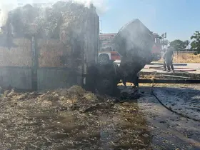 Kamyondaki balyalar alev aldı, yola devam edip aracını böyle kurtarmaya çalıştı
