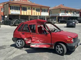 Kamyonetin çarptığı otomobil hurdaya döndü: 1 yaralı
