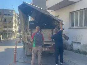 Kamyonetin kasası binanın balkonuna çarptı
