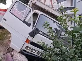 Kamyonetle Korkuluk Arasında Sıkıştı, Kurtarıldı