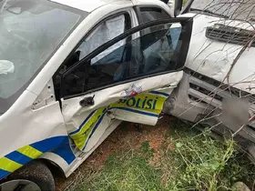 Kamyonetle polis aracı çarpıştı: 2 polis yaralı
