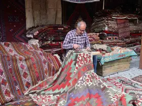 Kapadokya’da eski halılar ustaların elinde yeniden hayat buluyor
