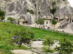 Kapadokya’nın rengi değişti: Yağmurlar peri bacalarını yeşile bürüdü
