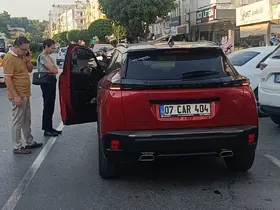 Kapısı açılan otomobile çarpan motosiklet sürücüsü yaralandı
