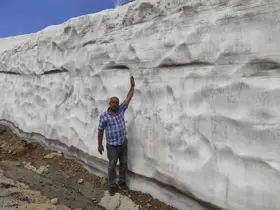 Kar kalınlığının 5 metreyi bulduğu Mereto Dağı’na bahar yeni geldi
