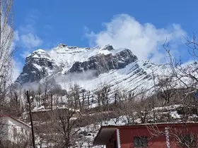 Kar kütlesi şelale gibi aktı
