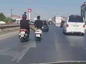 Kara yolunda seyir halindeyken ayağıyla önündeki motosikleti itmeye çalıştı
