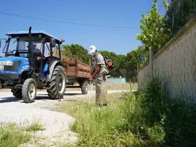 Karaali’de yol kenarları temizlendi
