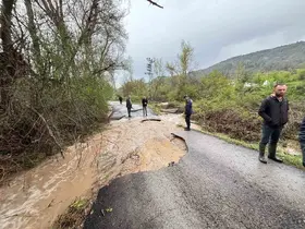 Karabük’te sağanak ve dolu su taşkınlarına neden oldu: Mahsur kalan 3 vatandaşı kurtardı
