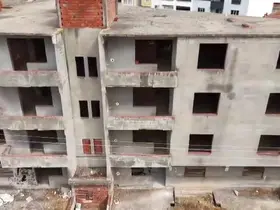 Karacabey’de 30 yıldır tamamlanmayı bekleyen bina mahalleliyi tedirgin ediyor
