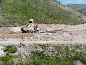 Karacaören grup köy yolunda genişletme çalışmaları sürüyor
