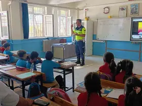 Karacasu’da ilkokul öğrencilerine trafik eğitimi
