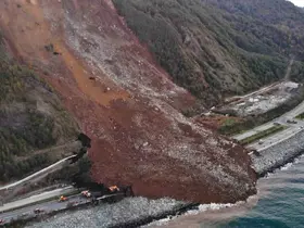 Karadeniz Sahil Yolu’nda dev kaya tehlikesi
