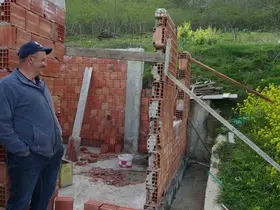 Karadeniz usulü ustalık: Duvarı yıkmadan yerini değiştirdiler
