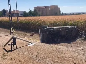 Karaman’da kamyonet yol kenarına devrildi: 2 yaralı