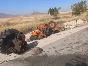 Karaman’da kamyonetle traktör çarpıştı: 1’i ağır 2 yaralı
