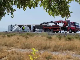 Karapınar’da devrilen tırın sürücü yara almadan kurtuldu