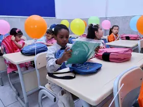 Karatay’da ilk ders gününde öğrencilere kırtasiye seti sürprizi