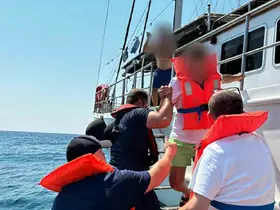 Karaya oturan gezi teknesindeki 11 kişi Sahil Güvenlik tarafından kurtarıldı
