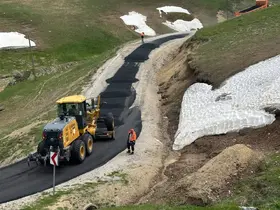 Karayolları Bayburt ekipleri Balahor yolunu asfaltlıyor
