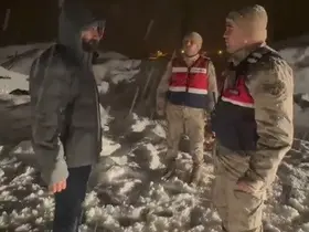 Karda mahsur kalan vatandaşı jandarma kurtardı
