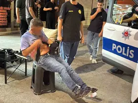 Karnından bıçakla yaralandı, polislere bağırıp yol ortasında soyundu
