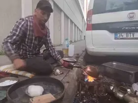 Kars sokaklarında alın teriyle geçim: Karı-koca kalaycılık yaparak ekmeklerini kazanıyor
