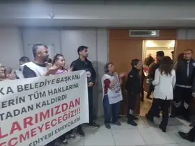 Karşıyaka’da memurlardan meclis girişi Başkan Ünsal’a alkışlı protesto
