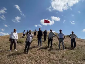 Kars’ta bayrak gururu: Türk bayrağı köyün zirvesinde dalgalanıyor
