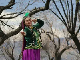 Kars’ta çiçek açan bağlarda Kafkas dansı görsel şölene dönüştü
