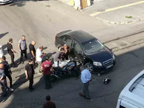 Kars’ta ilginç kaza: Otomobil ile motosiklet çarpıştı, sürücü motosikletini bırakıp kayboldu

