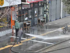 Kars’ta kaldırımlar tazyikli suyla yıkanıyor
