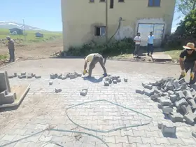 Kars’ta köylerde kilit parke taşı yol çalışmaları başladı
