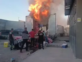 Kars’ta nakliye kamyonu alev alev yandı: Ev eşyaları kullanılamaz hale geldi
