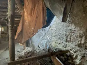 Kars’ta sağanak yağış ahırı çökertti
