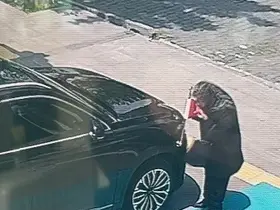 Kars’ta yaşlı kadın makam aracındaki Türk bayrağını öptü

