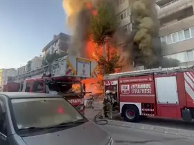 Kartal’da alev alev yanan market kullanılamaz hale geldi
