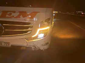 Kastamonu’da otomobil önce bariyerlere, sonra otobüse çarptı: 2 yaralı
