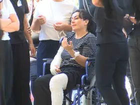 Katledilen baba ve oğlu defnedildi: Anne cenazeye tekerlekli sandalyeyle katıldı
