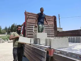 Kavurucu sıcakta birlikte mesai yapan ikiz kardeşler, günde 2 bin 500 briket üretip 5 kamyona yüklüyorlar
